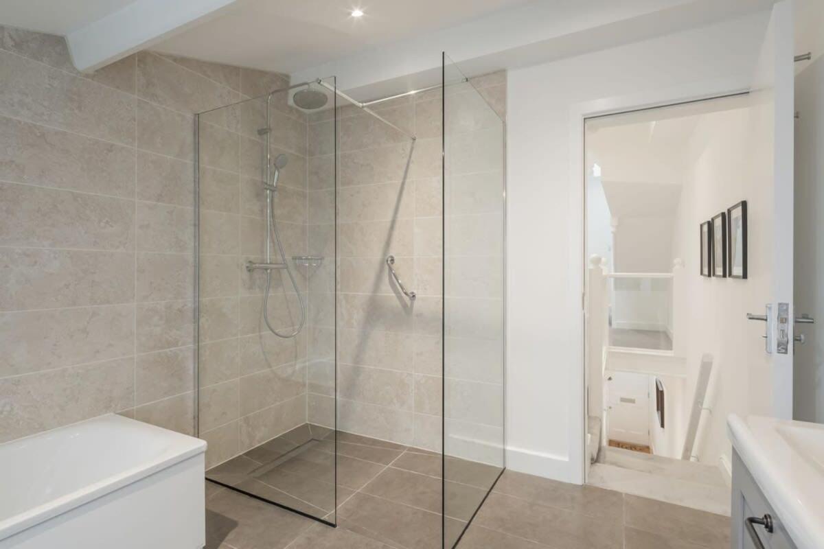 Refurbished High Spec Central Family Home CBG Exterior photo